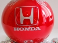 шарик красного цвета с лого
